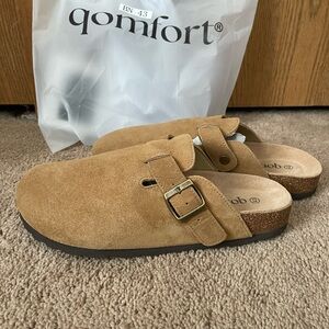 Qomfort Tan Suede Clogs Women’s Size 11